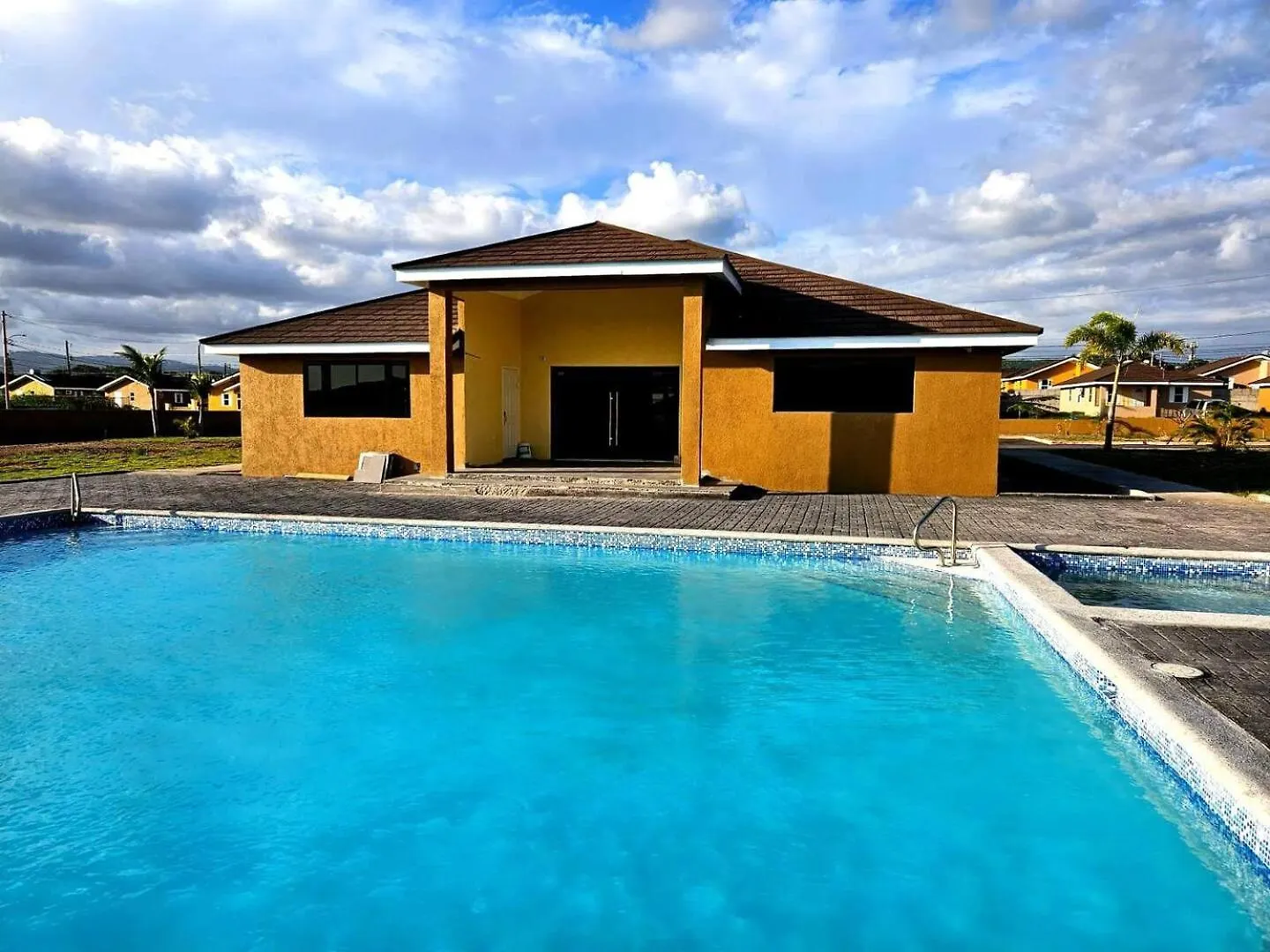 Bellarose At Colbeck ,Gated With Pool, Stylishly Modern Villa Old Harbour
